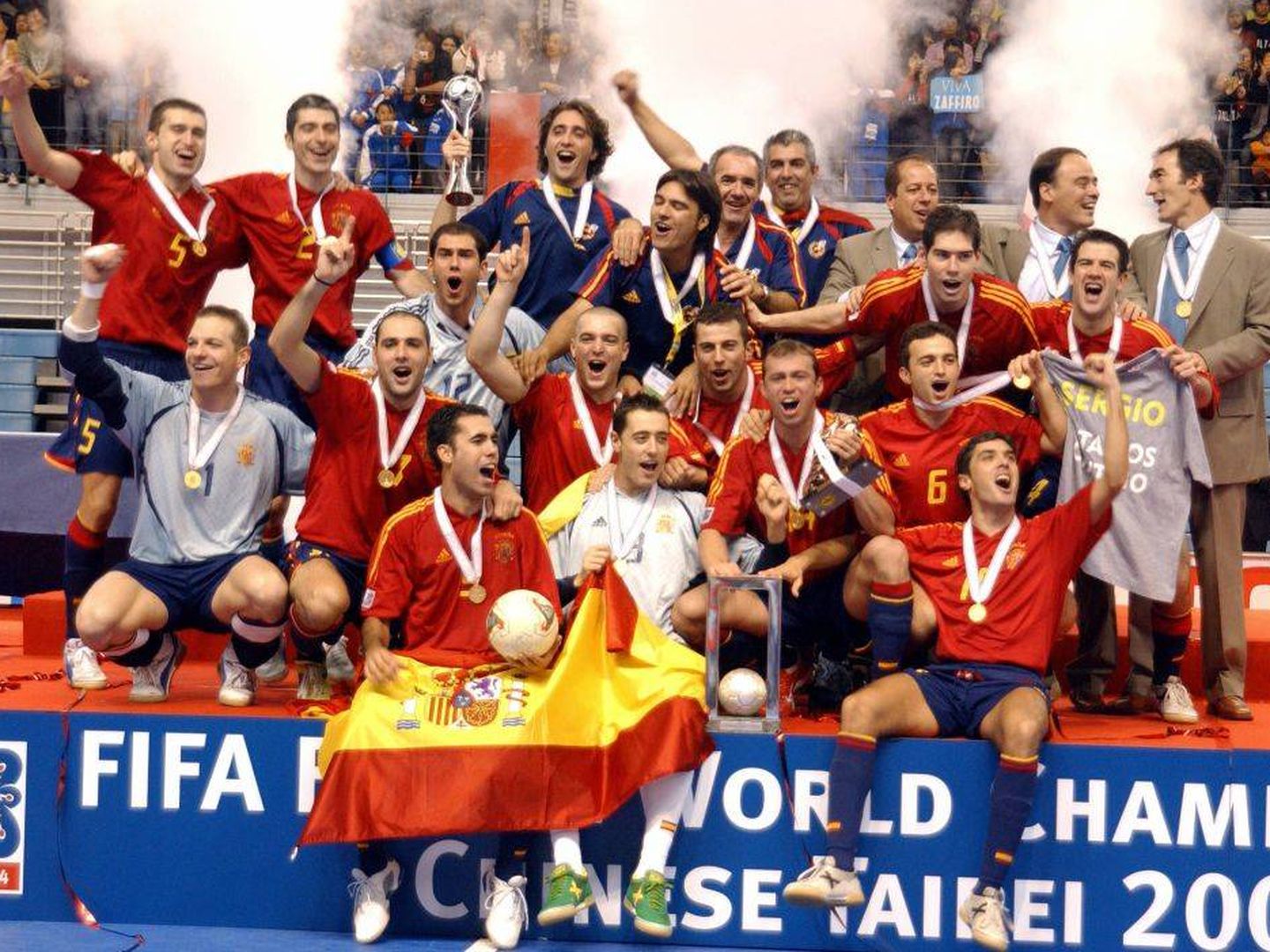 Javier Lozano, arriba a la derecha, tras ganar su segundo Mundial de fútbol sala. (EFE)