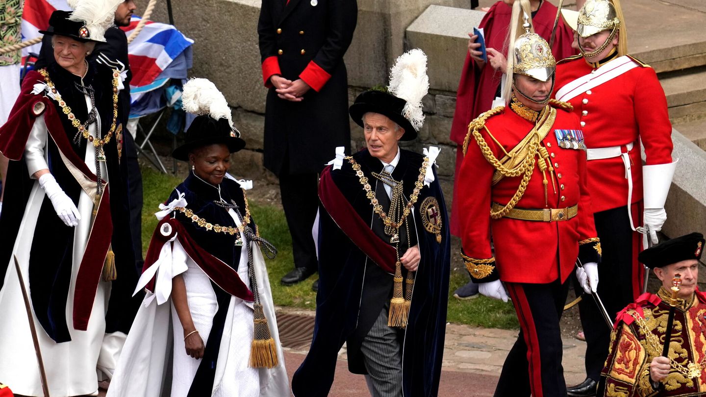 La baronesa Amos y el ex primer ministro Tony Blair, en el Día de la Jarretera. (Reuters/Pool/Matt Dunham)
