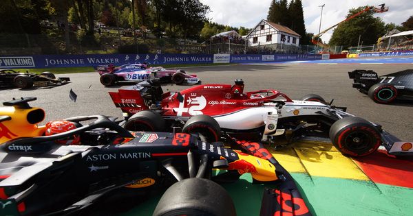 Foto: El toque que acabó con la carrera de Verstappen en Bélgica. (EFE)
