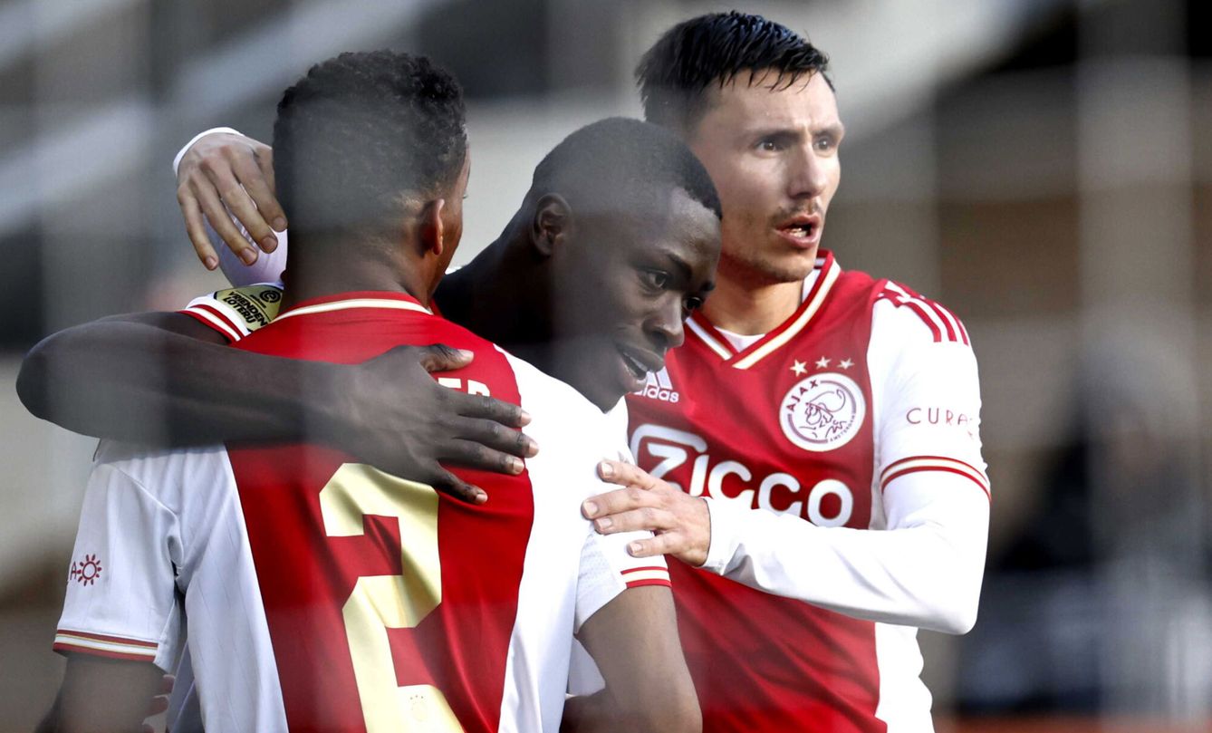 Brian Brobbey y Steven Berghuis, durante un partido del Ajax de Ámsterdam. (EFE/EPA/MAURICE VAN STEEN).