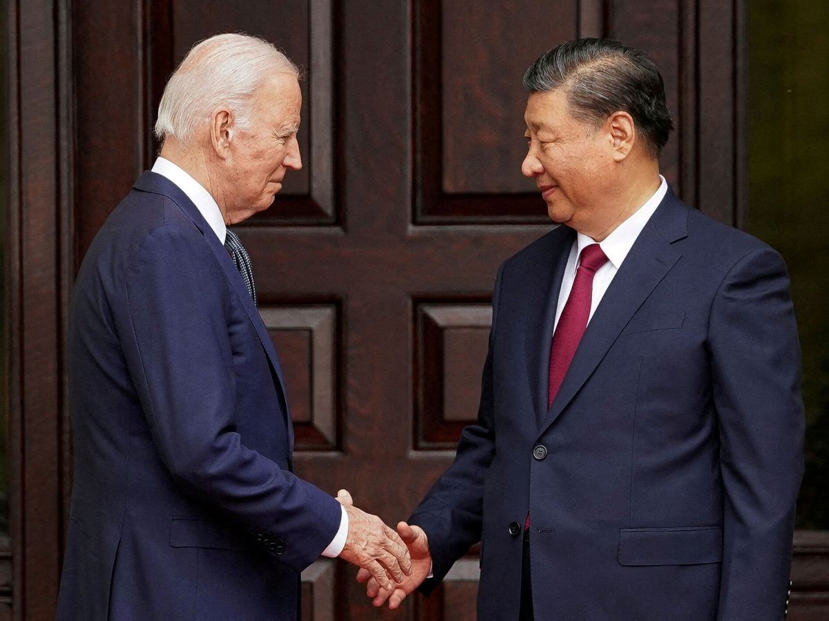 Foto: Joe Biden y Xi Jinping se saludan en 2023. (Reuters)