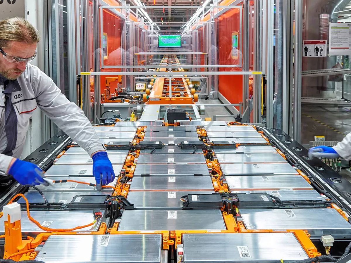 Foto: Ensamblaje de baterías en una fábrica de Audi. (Audi)