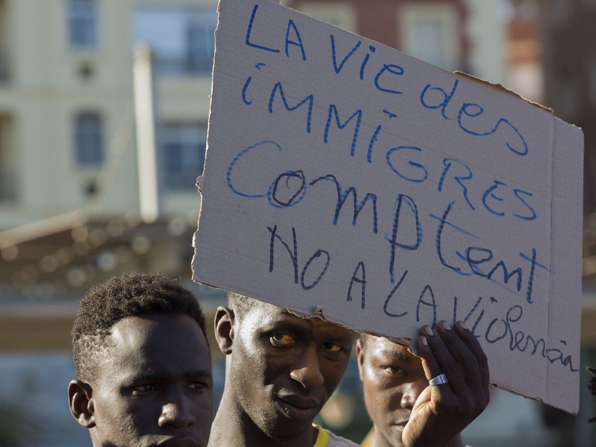 Foto: Un momento de la concentración 'No mas muertes en la frontera', convocada por la plataforma de solidaridad con los migrantes de Málaga. (EFE/Álvaro Cabrera)