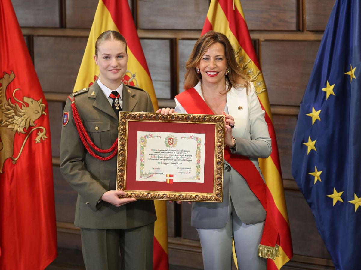 Foto: La Princesa Leonor recibe el título de Hija Adoptiva de Zaragoza de manos de la alcaldesa Natalia Chueca (Foto: Raúl Terrel/Europa Press)