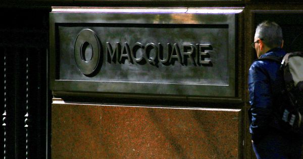 Foto: Un viandante pasa junto a la sede del grupo Macquarie en Sídney. (Reuters)