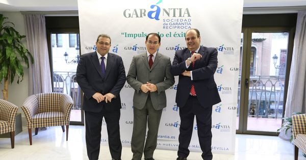 Foto: Cúpula de Garántia, con su presidente, Javier González de Lara, en el centro, en la sede de Sevilla. (Garántia)