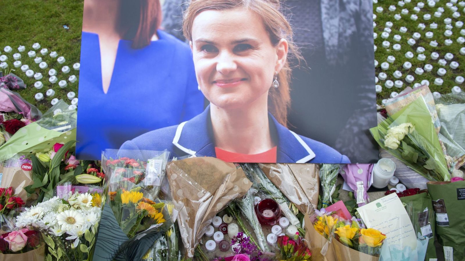 Foto: Homenaje a la diputada laborista Jo Cox junto al Parlamento británico en Londres. (EFE)
