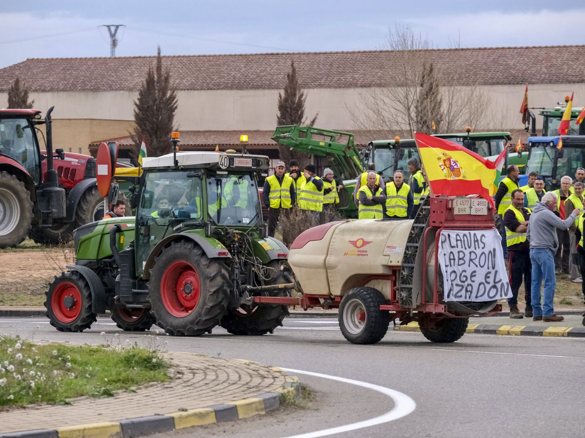Foto: Los agricultores riojanos mantienen sus protestas. (EFE/Fernando Díaz)