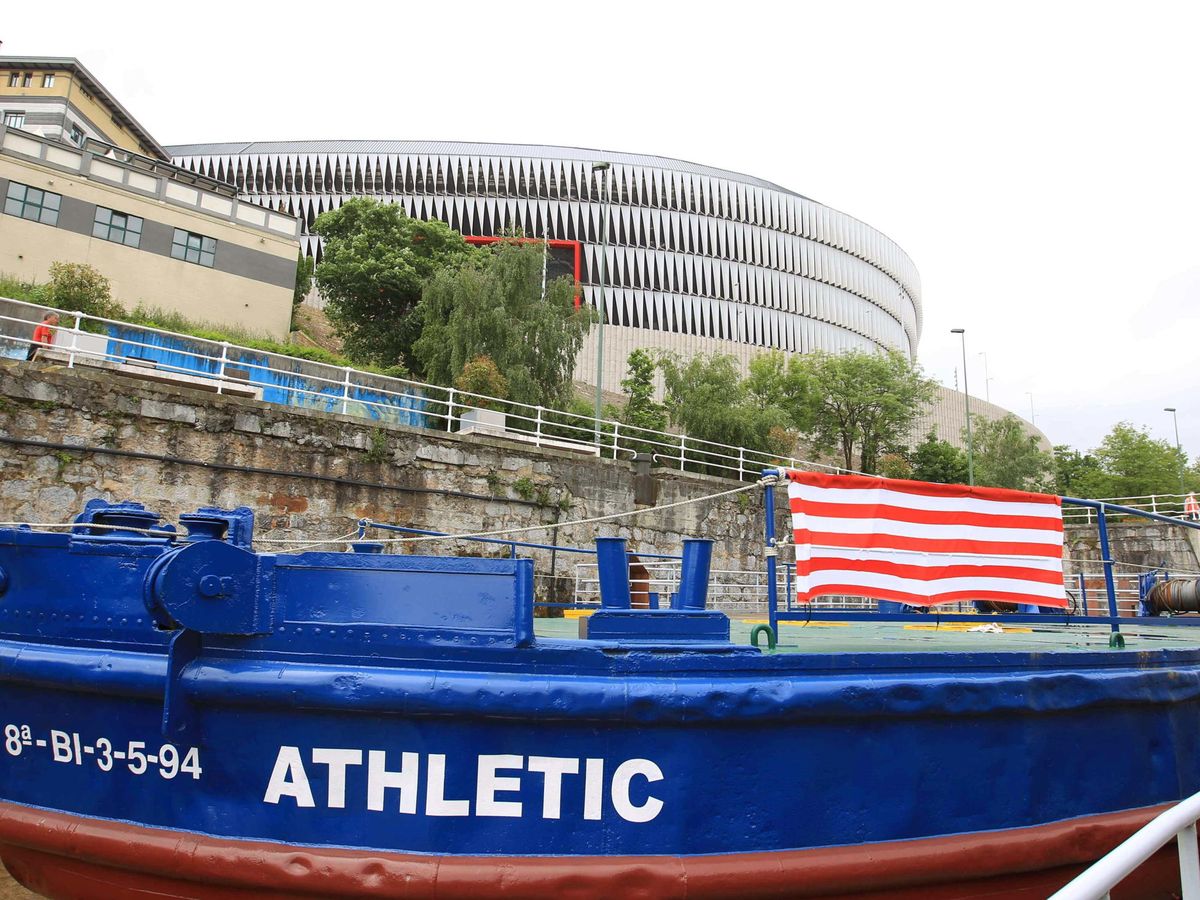 Foto: Vista de la Gabarra, el barco utilizado por los jugadores del Athletic de Bilbao para festejar sus títulos, en 2015 (EFE/LUIS TEJIDO).