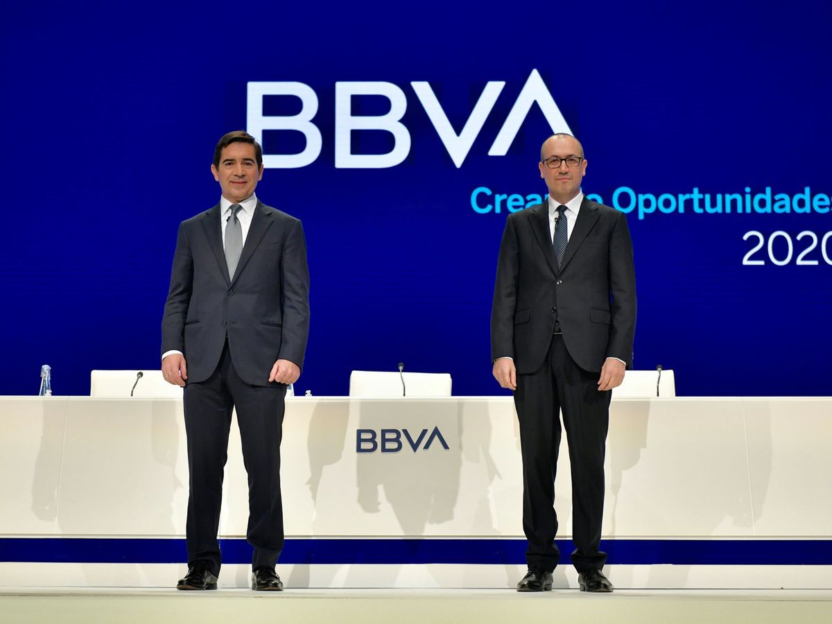 Foto: Carlos Torres, presidente de BBVA, y Onur Genç, CEO. (EFE)