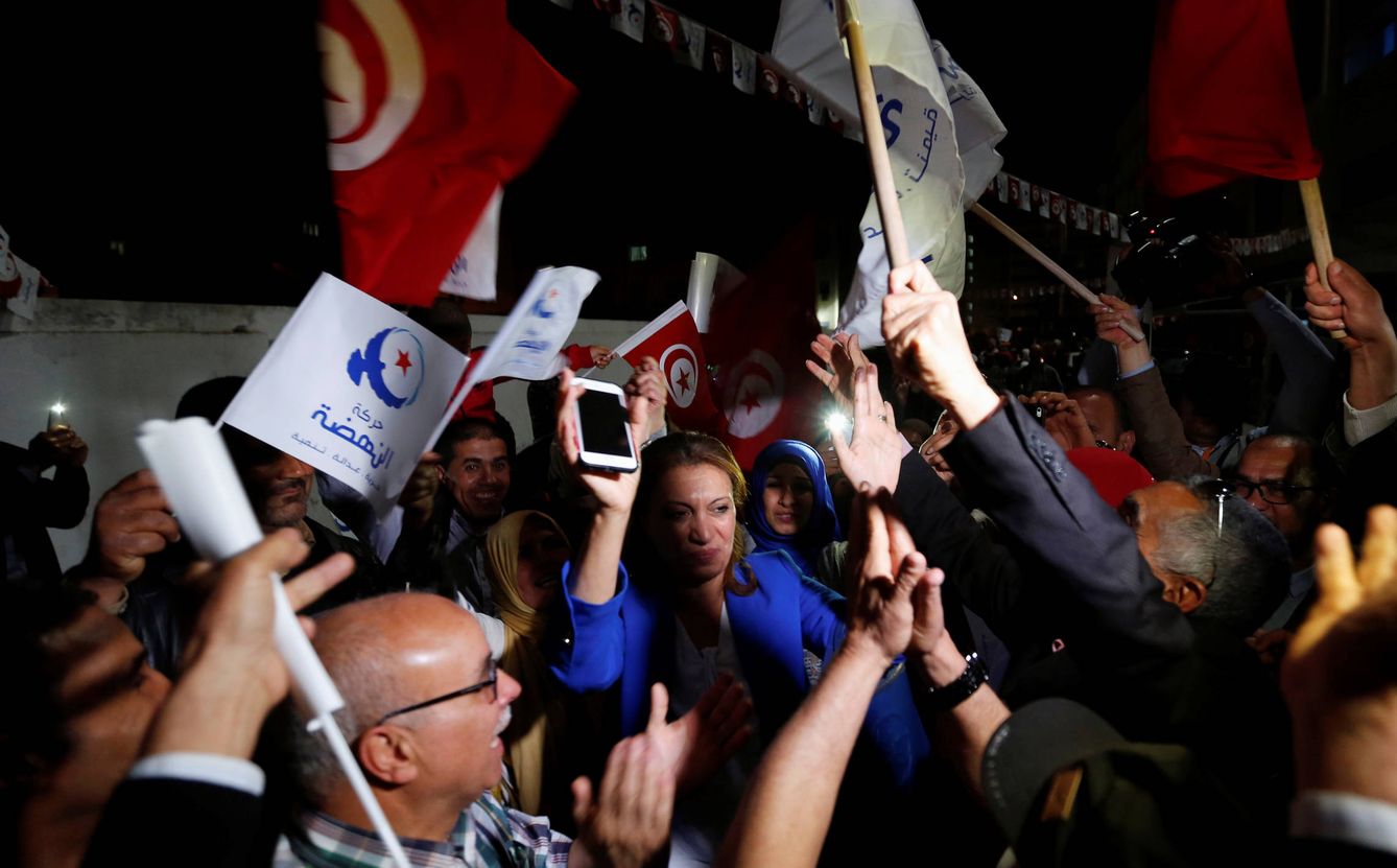 Votantes de Souad Abderrahim celebran la victoria ante la sede del Ennahda, en Túnez. (Reuters)