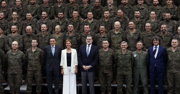 Foto: El presidente del Gobierno, Mariano Rajoy,acompañado de la ministra de Defensa, María Dolores de Cospedal. (EFE)