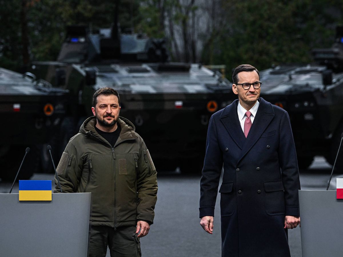 Foto: El presidente ucraniano, Volodímir Zelenski (i), y el primer ministro polaco, Mateusz Morawiecki, en Varsovia el pasado mes de abril. (Getty/Omar Marques)