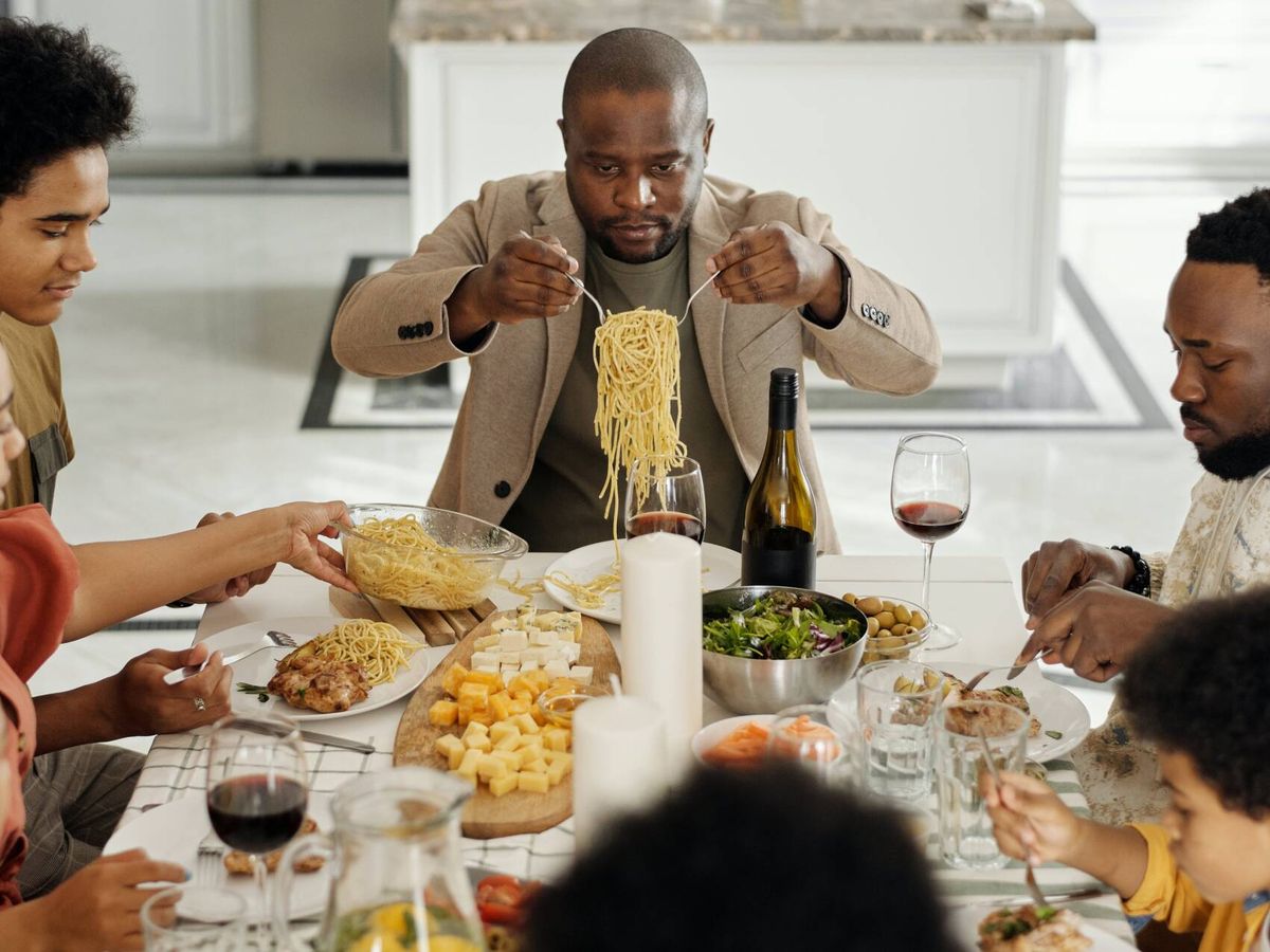 Foto: Comer en familia, mucho más importante de lo que piensas. (Pexels/August de Richelieu)