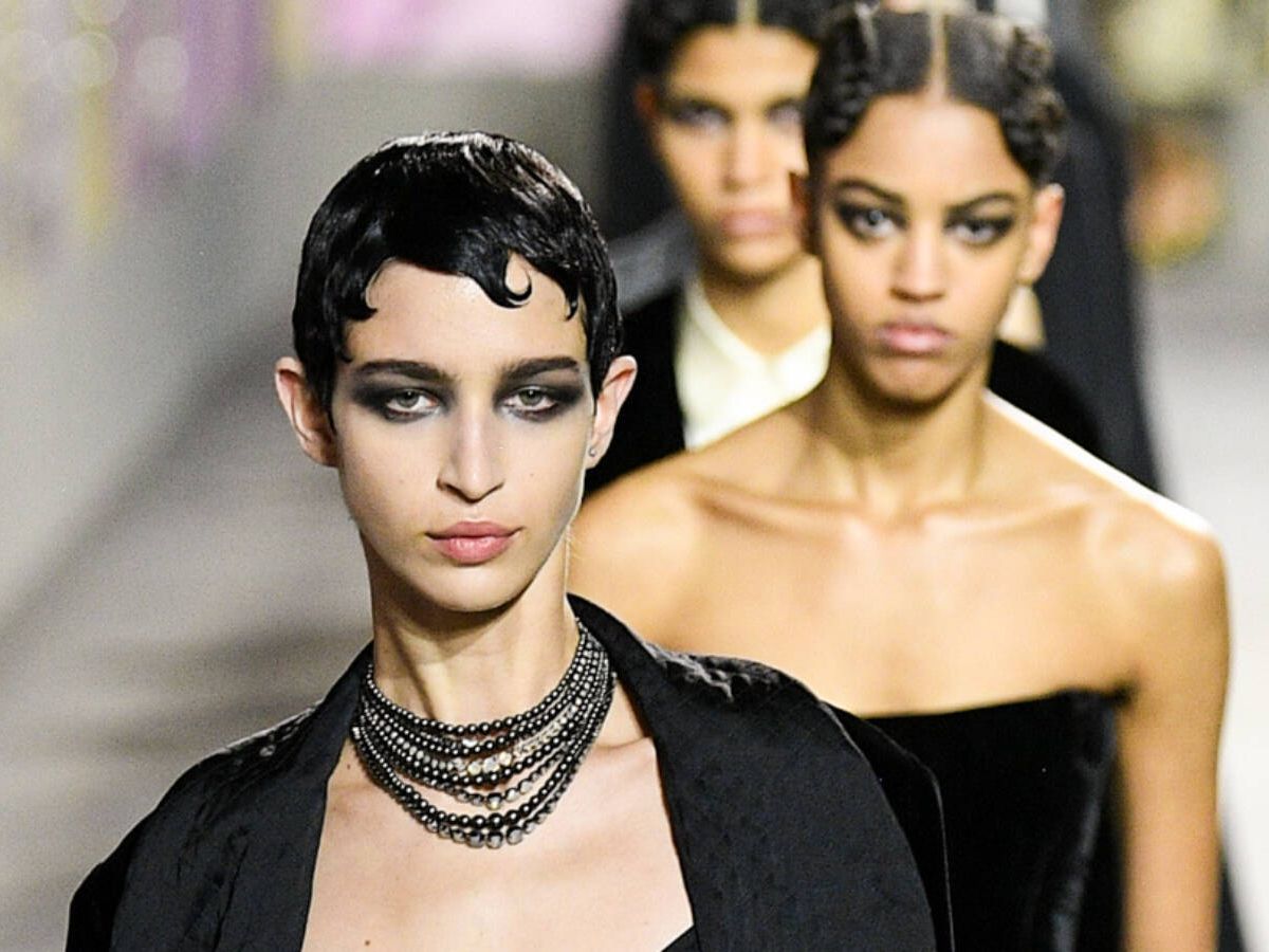 Foto: Detalle del maquillaje de ojos smokey del desfile de alta costura de Dior. (Imaxtree)