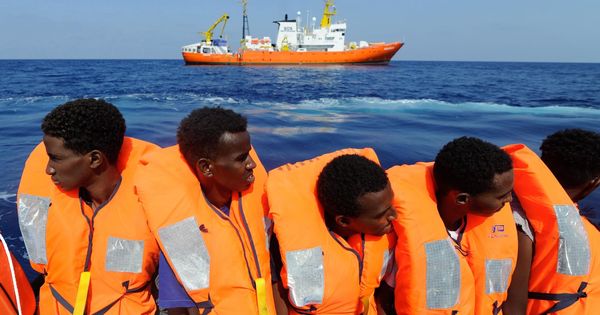 Foto: Fotografía cedida por la ONG SOS Mediterránée de varios inmigrantes rescatados por el Aquarius. (EFE)
