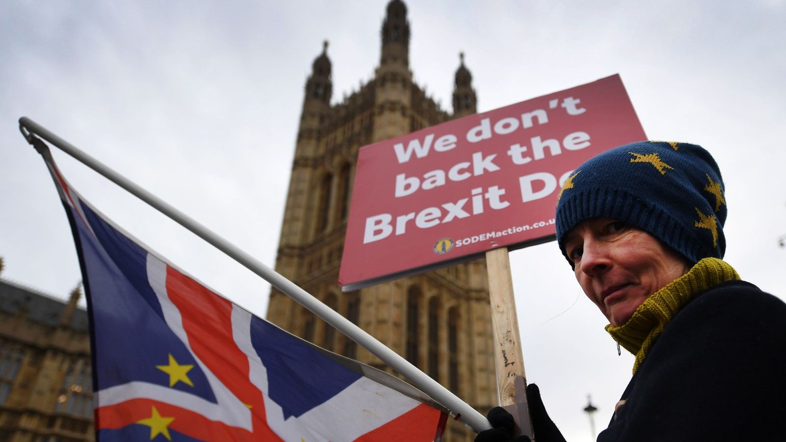 Foto: Una activista pro-UE se manifiesta a las puertas del Parlamento para pedir un nuevo referéndum del Brexit. (EFE)