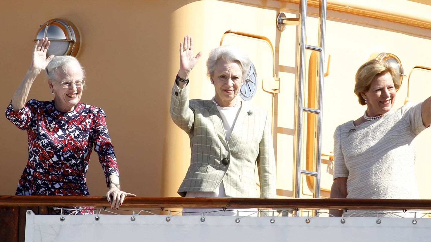 La reina Margarita, la princesa Benedicta y la reina Ana de Grecia, a bordo del yate real. (CP)