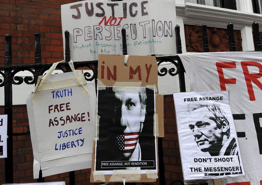 Foto: Pancartas de apoyo al fundador de Wikileaks, Julian Assange, colgadas a la entrada de la embajada ecuatoriana en Londres