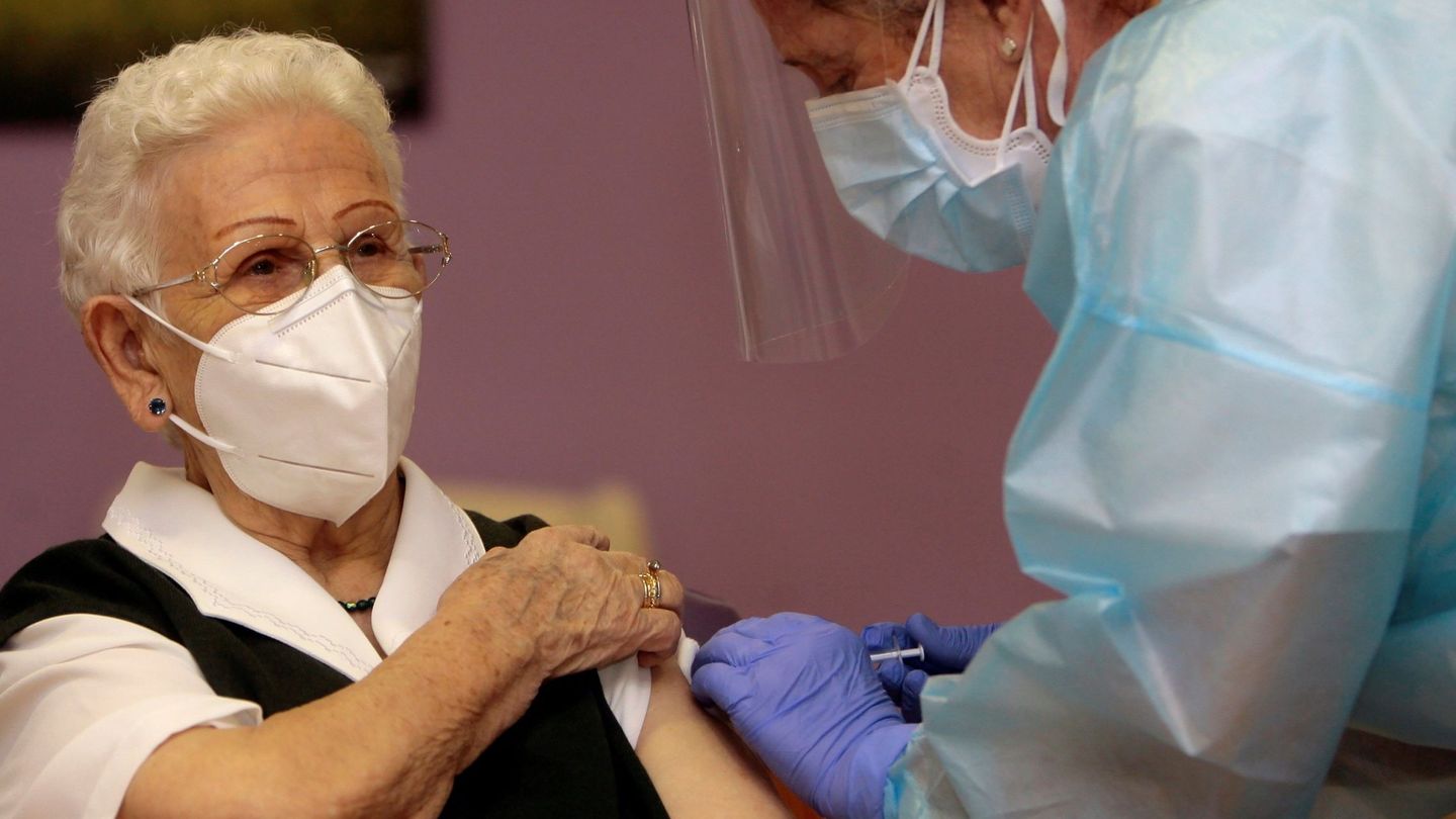 Araceli, la mujer de 96 años y residente en el centro de mayores Los Olmos de Guadalajara, fue la primera en vacunarse. (EFE)