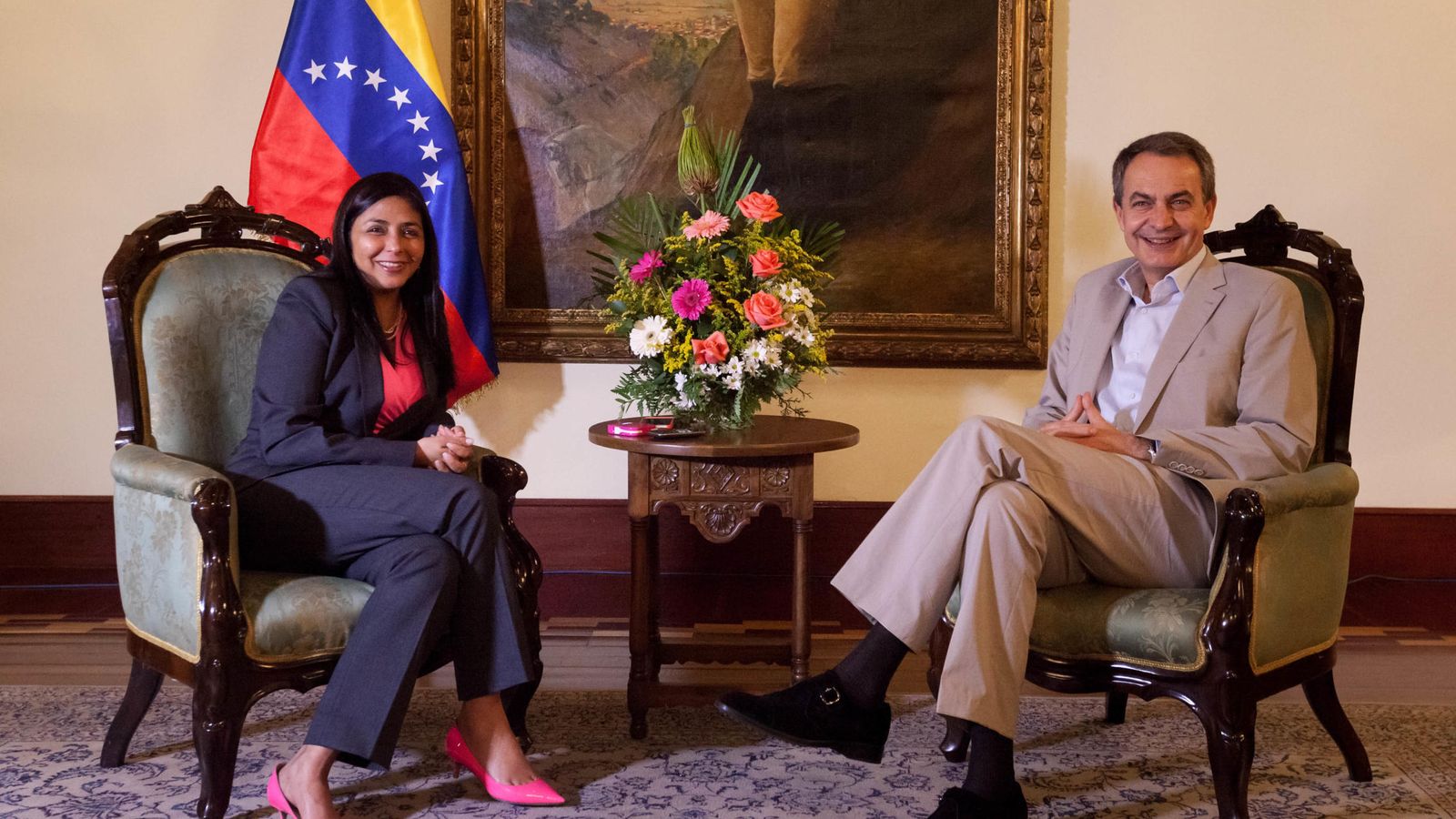 Foto: El expresidente José Luis Rodríguez Zapatero junto a la ministra venezolana Delcy Rodriguez. (Efe) 