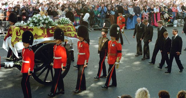 El duque de Edimburgo, junto a Guillermo en el funeral de Diana. (Reuters)