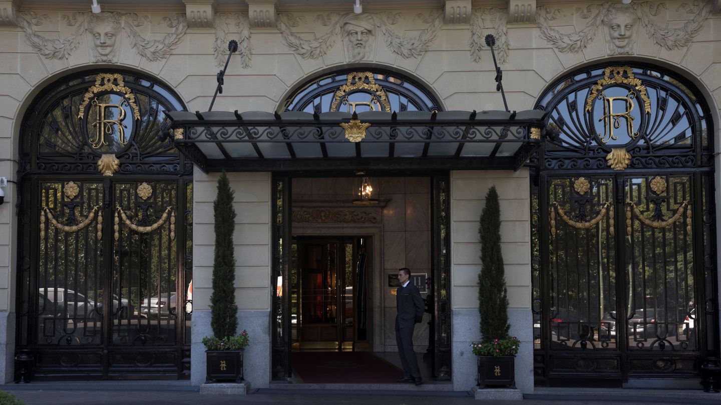 La mítica entrada al hotel Ritz de Madrid. (Reuters)