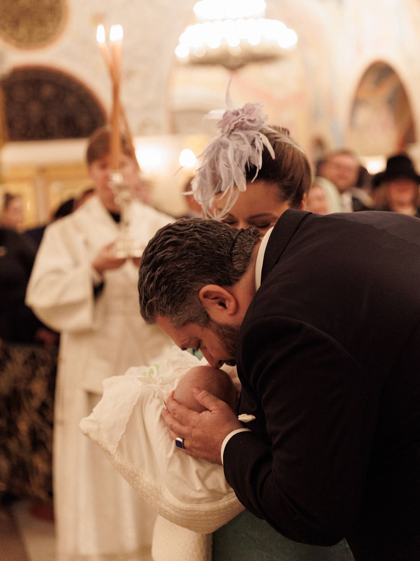 El gran duque, besando a su hijo durante el bautizo. (Cortesía)