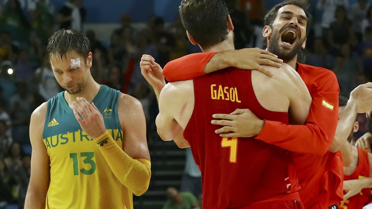 Calderón abraza a Pau Gasol tras conquistar el bronce en los últimos Juegos Olímpicos. (EFE)