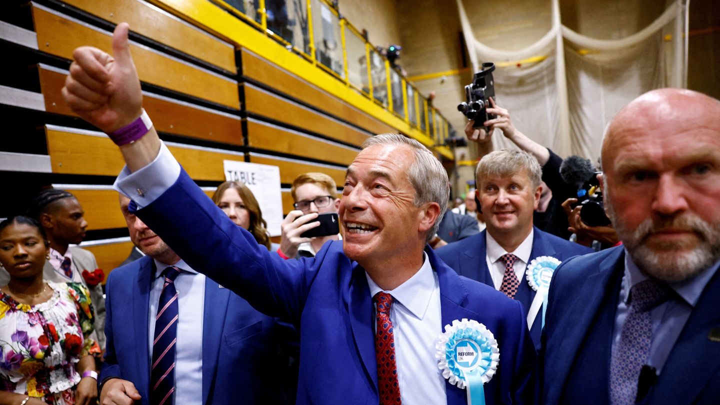 El líder del Partido Reformista Británico, Nigel Farage, gesticula mientras camina tras ganar su primer. (REUTERS/Clodagh Kilcoyne)