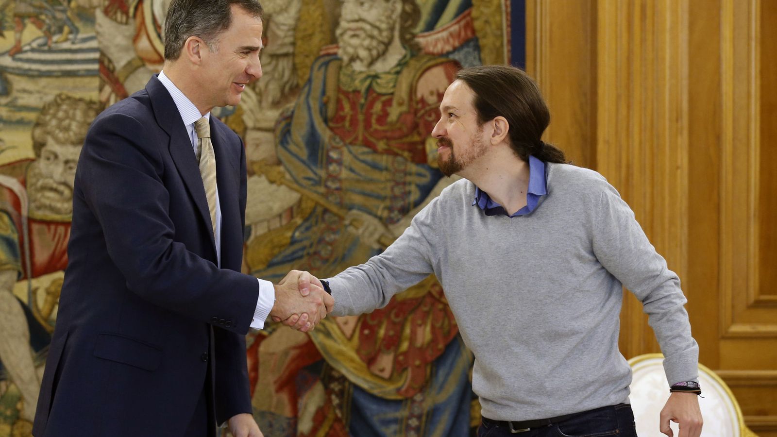 Foto: El rey Felipe VI junto a Pablo Iglesias en el Palacio de la Zarzuela. (EFE)