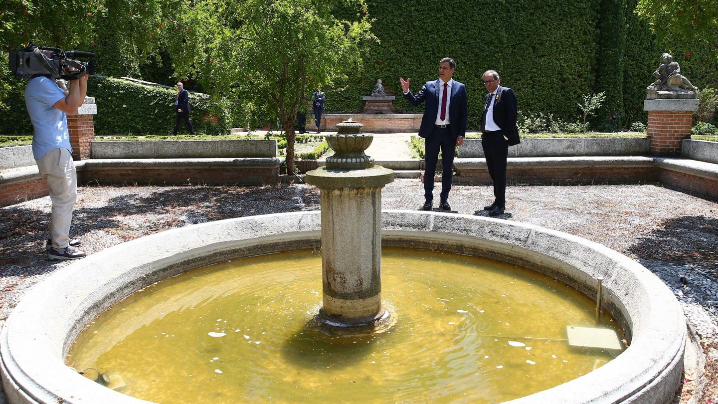 Pedro Sánchez enseña a Quim Torra la Fuente de Guiomar, en los jardines de La Moncloa, este 9 de julio. (EFE)