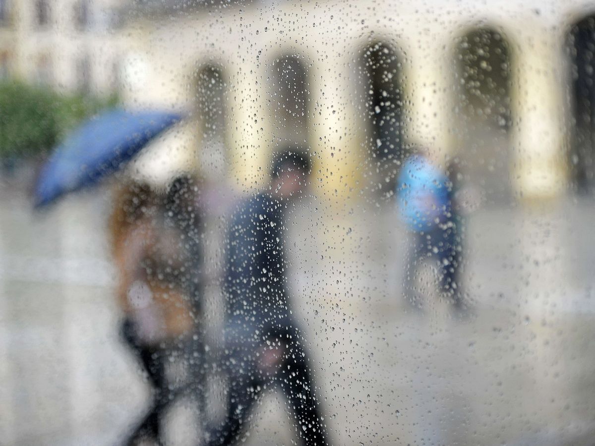 Foto: Imagen de un día lluvioso en Pamplona. (Efe)