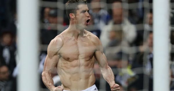 Foto: Cristiano Ronaldo celebra, sin la camiseta, el gol de penalti a la Juventus. (EFE)