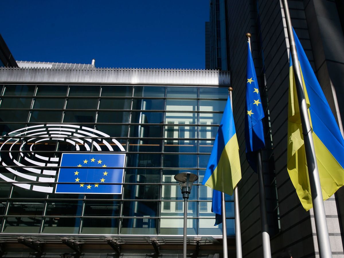 Foto: Banderas ucranianas, frente al Parlamento Europeo. (EFE/Stephanie Lecocq)
