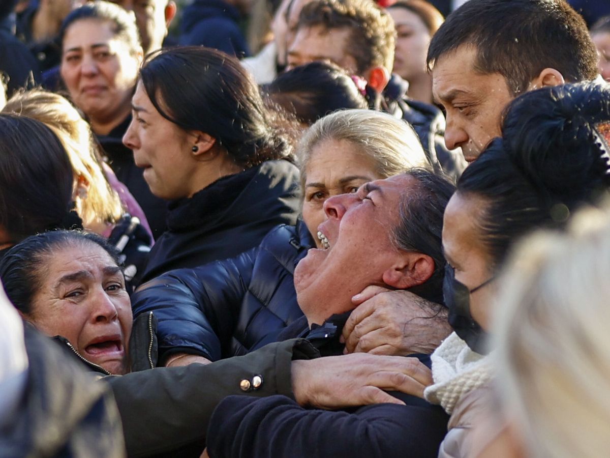 Foto: Una mujer llora la muerte de los menores. (EFE/Rodrigo Jiménez)