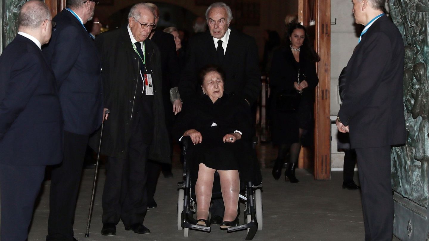La infanta Margarita y Carlos Zurita, en el funeral de Pilar de Borbón. (EFE)