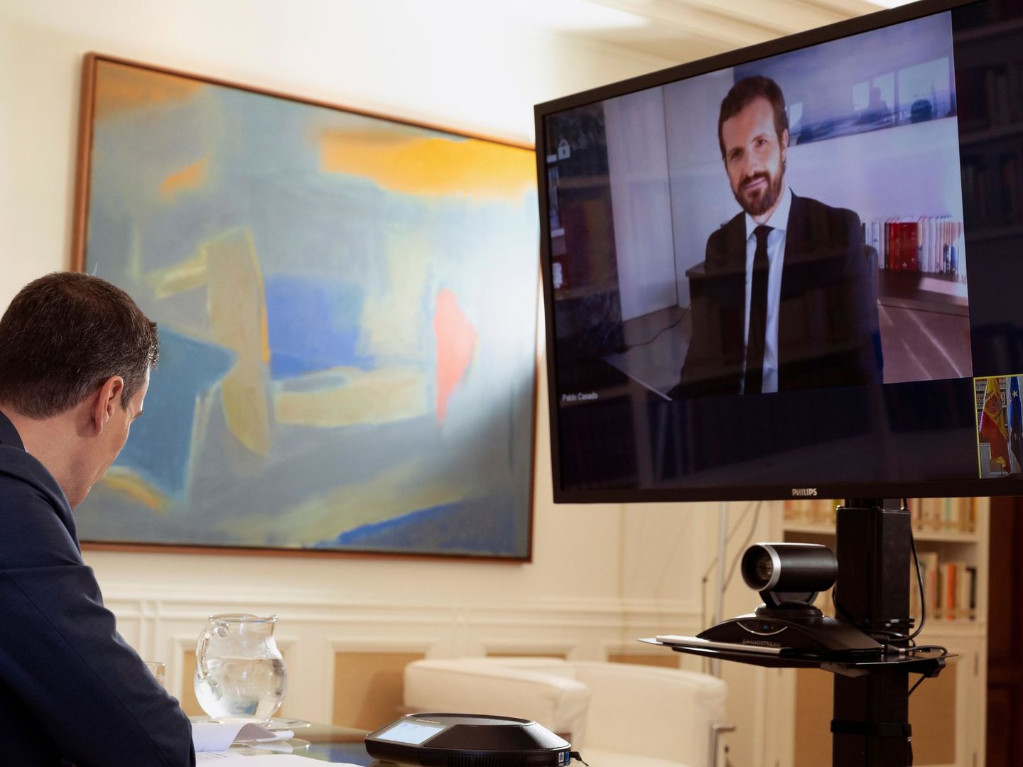Pedro Sánchez, en videoconferencia con el líder del PP, Pablo Casado. (EFE)