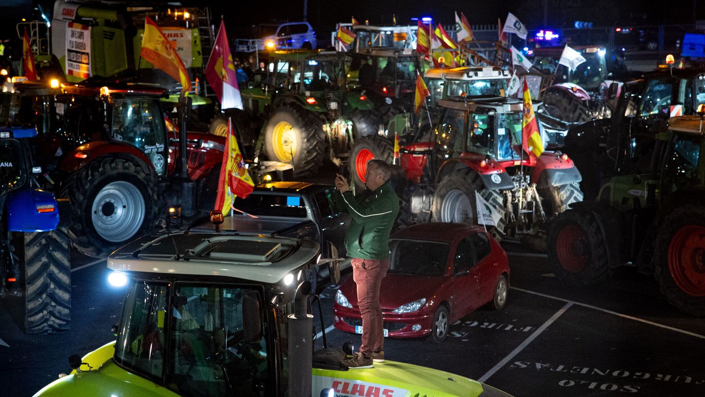 TORREJÓN DE LA CALZADA (MADRID), 21 02 2024.-- Los tractores de los agricultores concentrados en la A-42 a la altura de Torrejón de la Calzada, un de los puntos desde los que parten para manifestarse en la Plaza de la Independencia de Madrid, en protesta por la situación del sector. EFE  Daniel Gonzalez 
