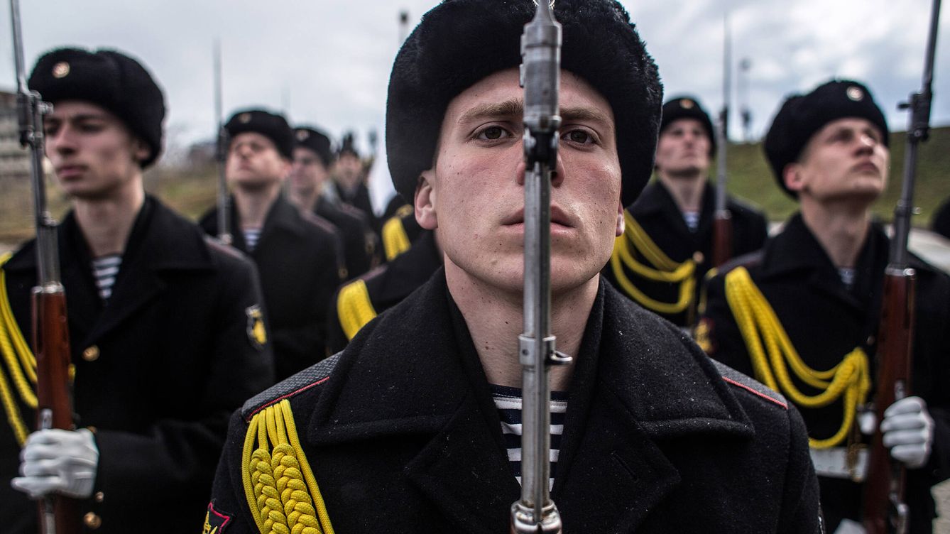 Foto: Unos soldados, antes de una marcha para conmemorar el aniversario de la anexión de Crimea a la Federación de Rusia en Sebastopol, en marzo de 2015. (Getty/Alexander Aksakov)