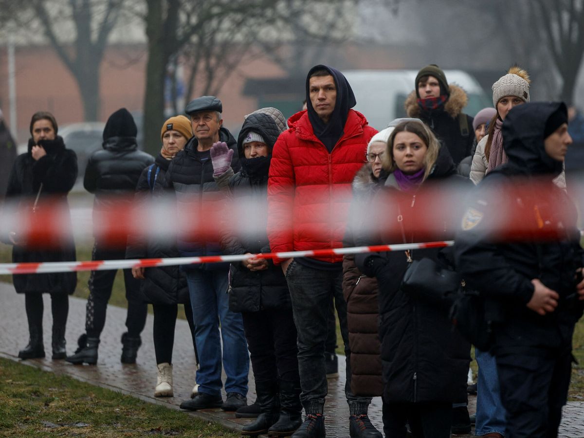 Foto: Las personas se reúnen en los alrededores del accidente de helicóptero en Brovary. Valentyn Ogirenko / REUTERS
