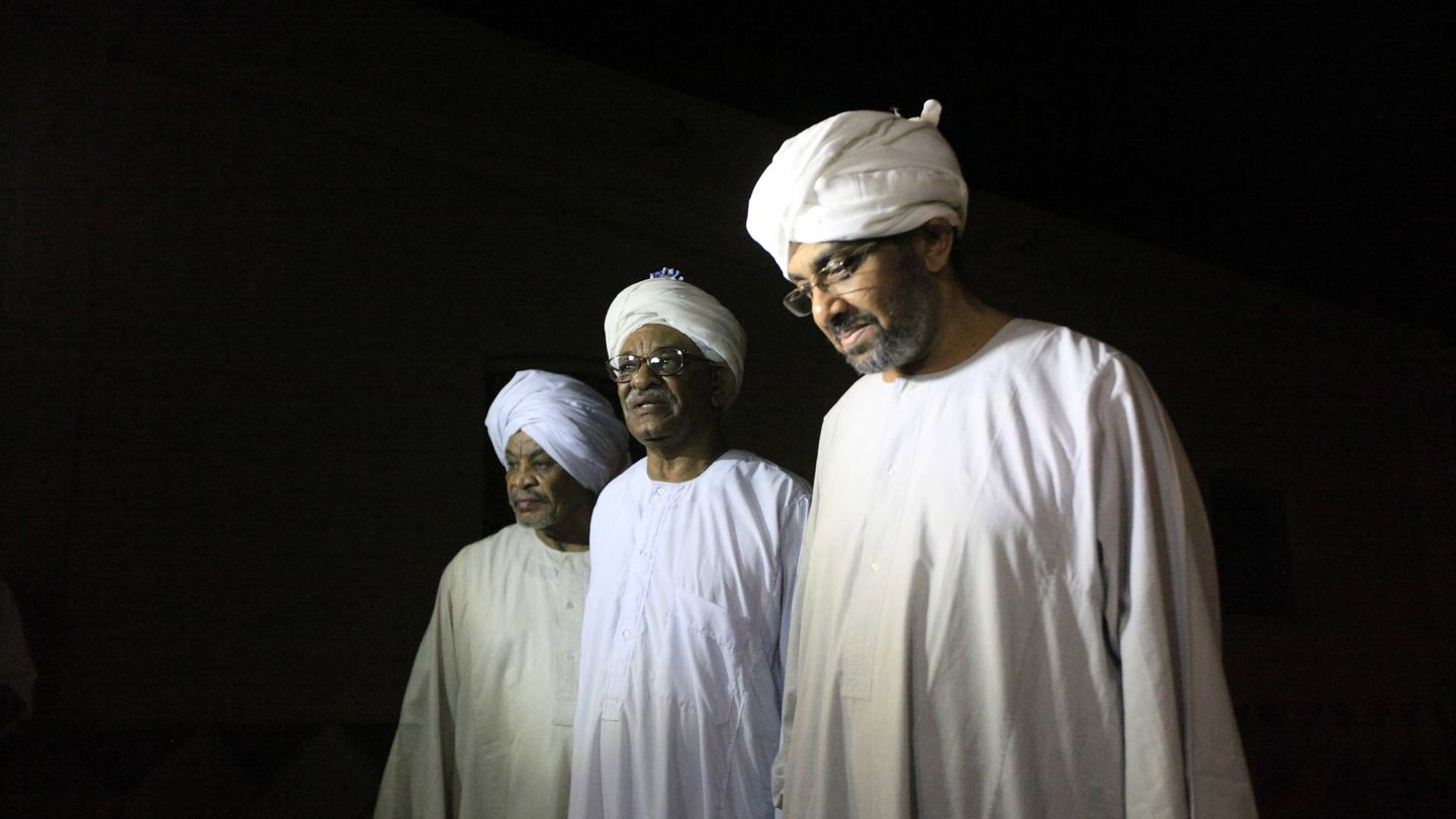 Presos políticos abandonan la prisión de Kober, en Jartum, por orden del presidente Al-Bashir, en abril de 2013.