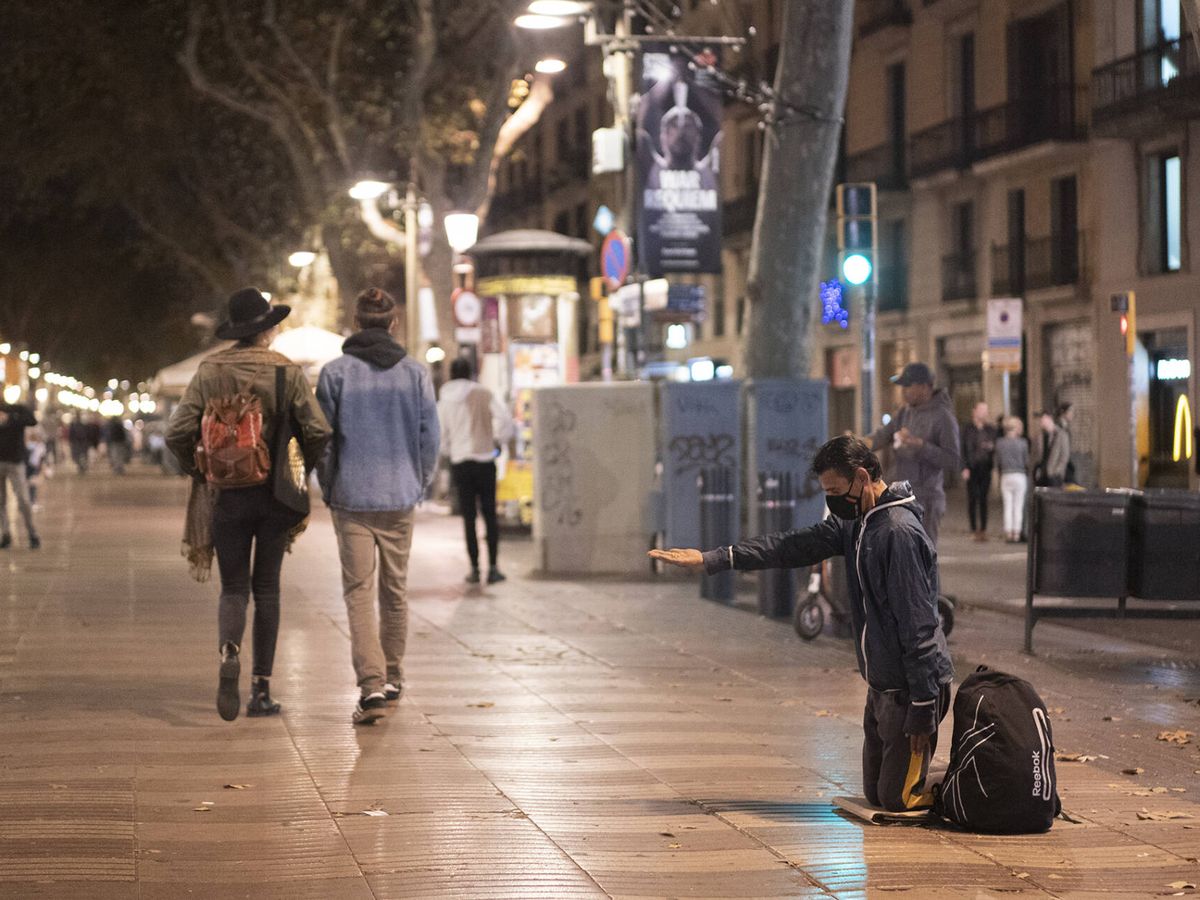 Foto: Una persona pide dinero en las Ramblas de Barcelona. (Joan Mateu Parra)