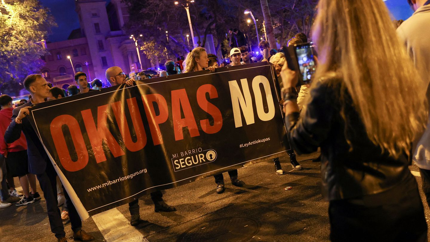 Manifestación antiokupa y para exigir el desalojo de los edificios okupados de la Bonanova. (Reuters/Nacho Doce)