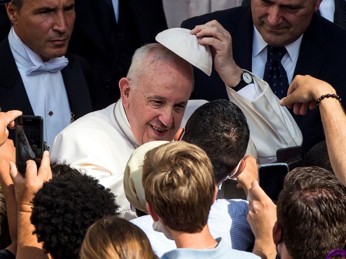 Foto: El papa Francisco saluda a los fieles congregados en el Vaticano. (EFE)
