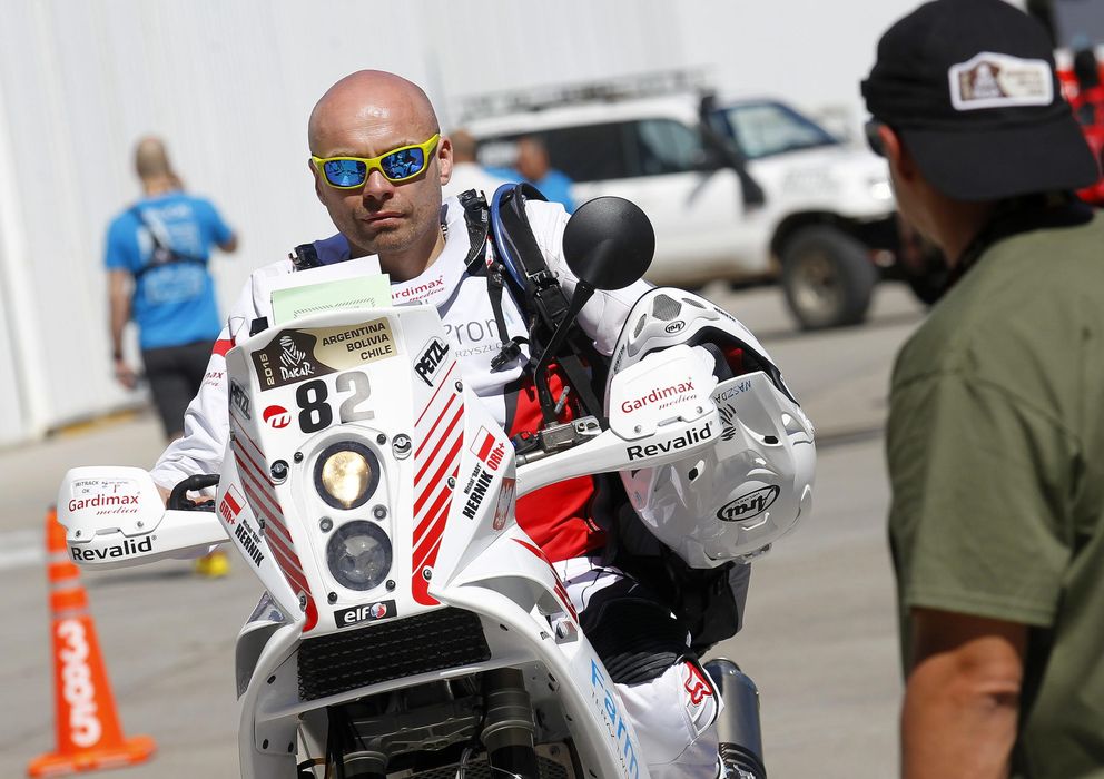 Foto: El polaco Michal Hernik, al inicio del Dakar (EFE).