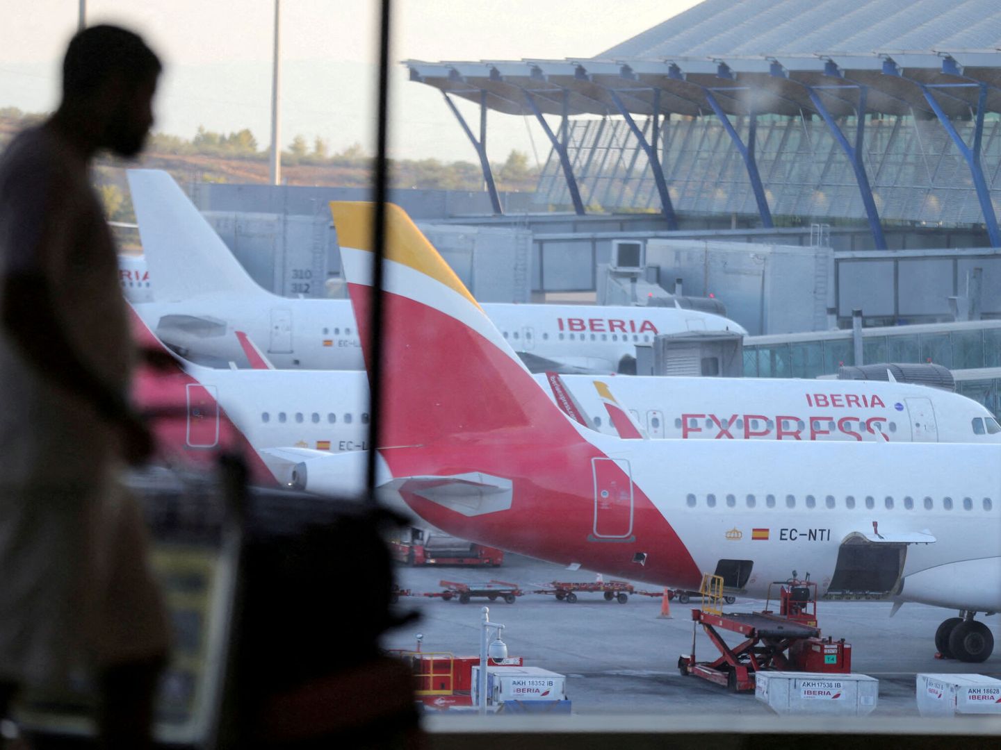 Un avión de Iberia en Barajas, el pasado mes de agosto. (Reuters/Isabel Infantes)