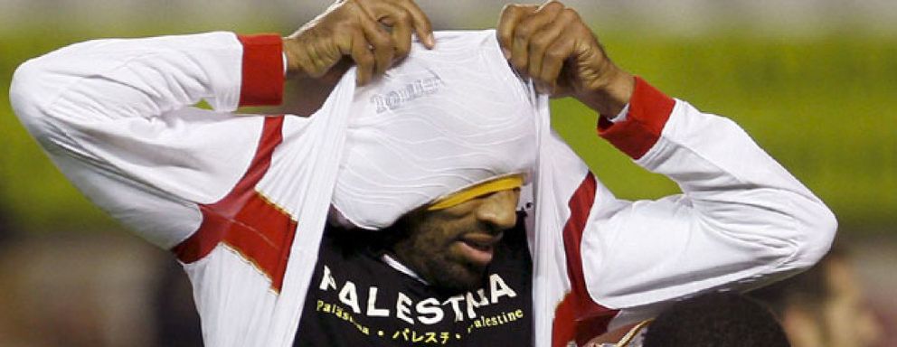 Foto: Multan a Kanouté por mostrar una camiseta en apoyo al pueblo palestino