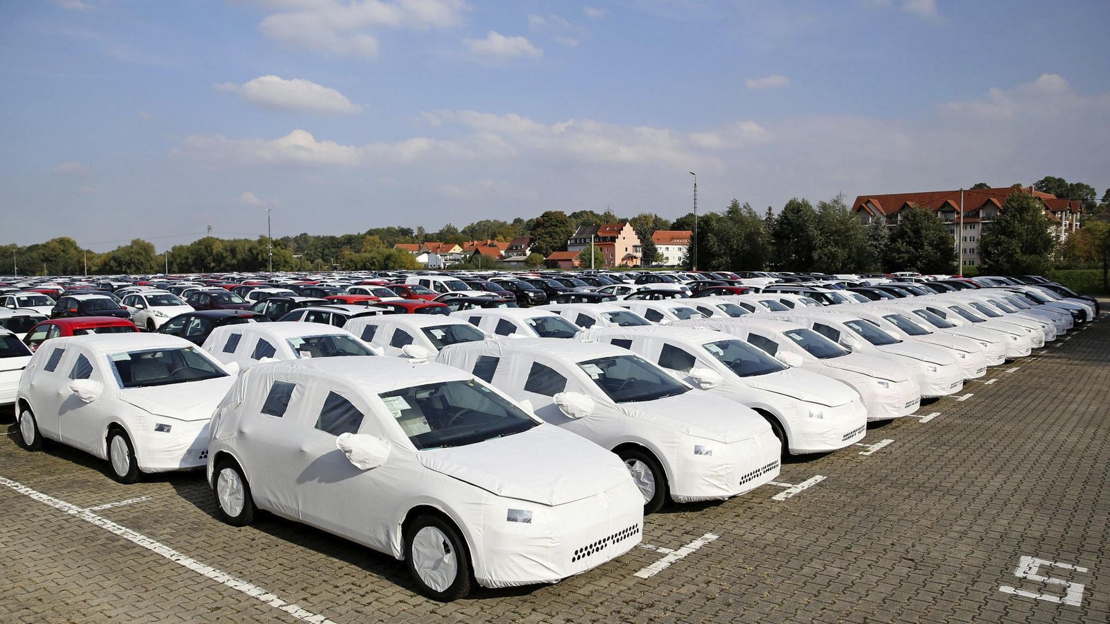 Foto: Nuevos Volkswagen Golf listos para su transporte en una compañia logística de Gössnitz (Alemania). (EFE)