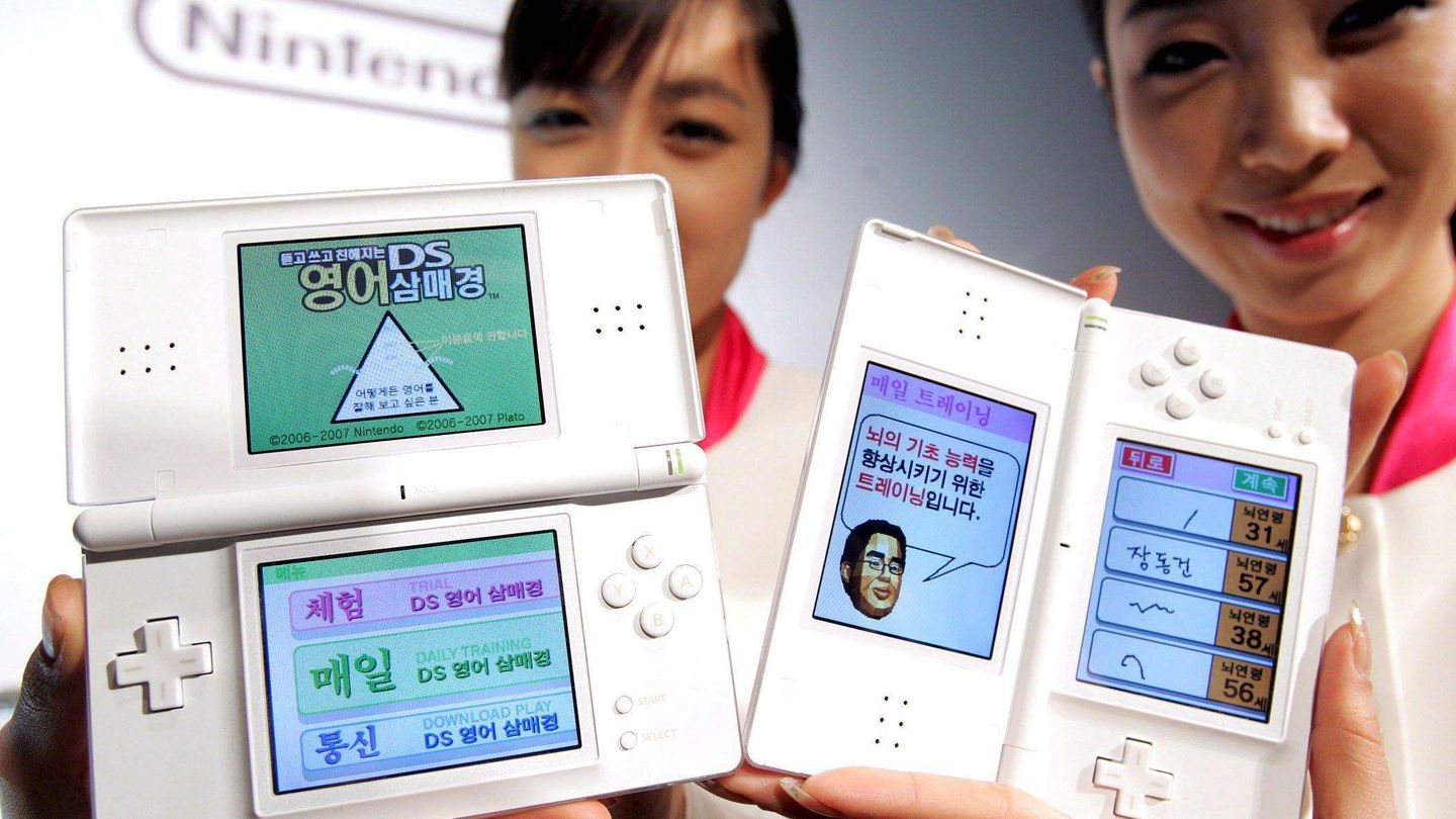 Mujeres muestran Nintendo DS.(EFE/Yonhap)